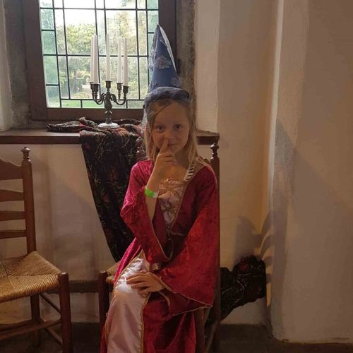 Kinderführung in der Burg mit Kostümen